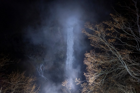 華厳の滝ライトアップ新着画像