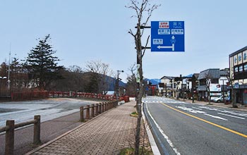 2. 看板中禅寺湖方面(赤い鳥居の方)へ進みます。