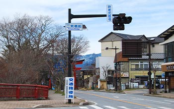 3. 二荒橋交差点をさらに鳥居の方へ進みます。