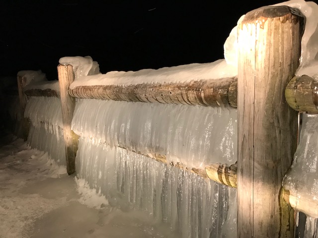 歌が浜のしぶき氷