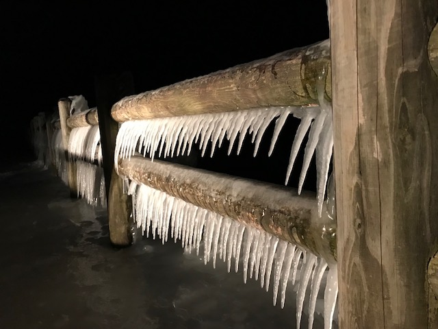 歌が浜のしぶき氷