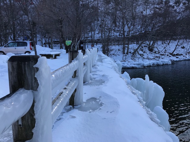 歌が浜のしぶき氷