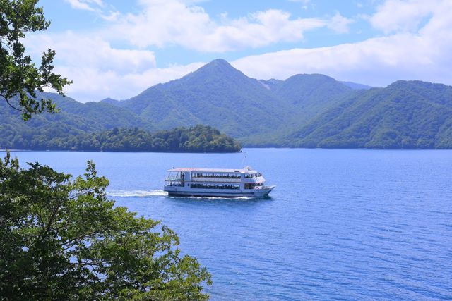 中禅寺湖遊覧船の運航が始まりました