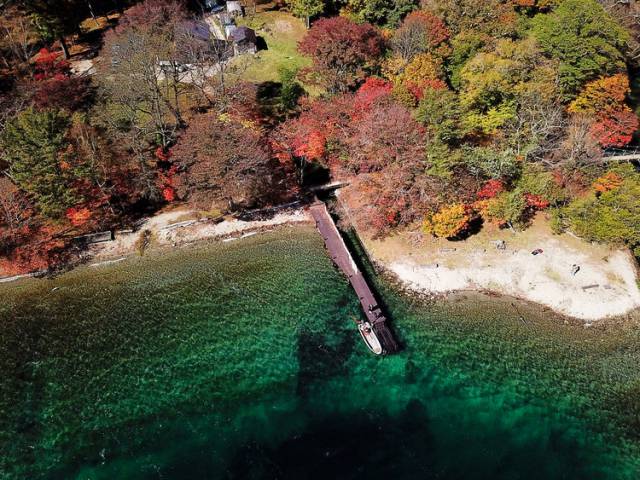 華厳渓谷から昇る日の出と湖上に出現する神秘的な光の道を鑑賞！