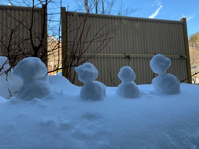 密かな場所に雪だるまが..！