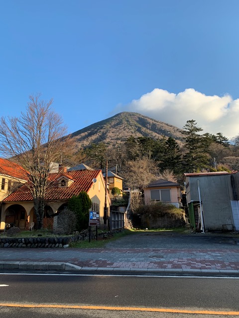 中禅寺湖も桜が咲き始めました