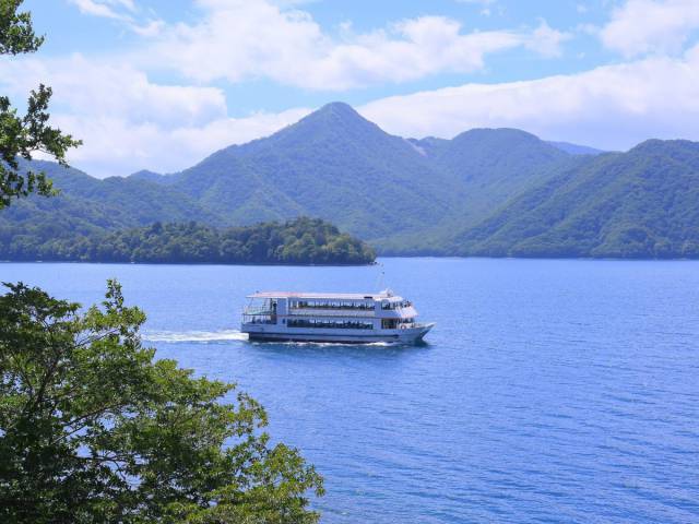 中禅寺湖遊覧船の運航が始まりました